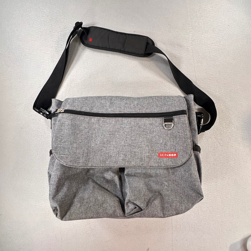 Skip Hop Via Messenger Diaper Bag Heather Grey Red Lining with Changing Pad